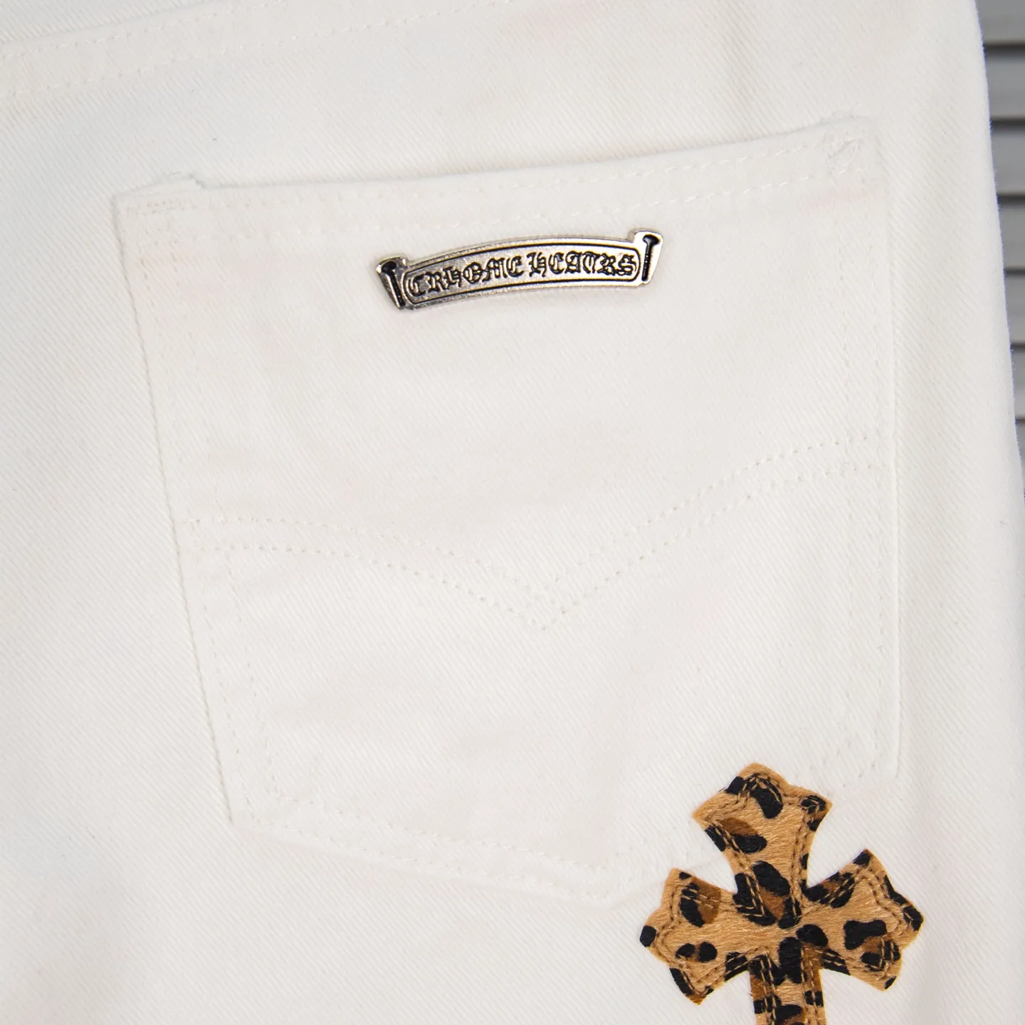 P240 Chrome Hearts & Chrome Hearts high street jeans with leopard print and vintage graffiti paintings on a white background. Chrome Hearts are the most popular pants in color. Made of beaded canvas fabric, heavy washing makes the upper body of the fabric more textured and the pants are tall and straight! The three-dimensional cutting of the whole trousers is a masterpiece! The hardware is customized by zp. The beaded canvas fabric is thick and soft after being washed. It has good breathability. Customized small leather label. Unique design. The details are simple and elegant, and the workmanship is exquisite. The whole trousers are neatly routed and the details are in place! Trendy people have been disappointed. From the quality selection of fabrics, the tailoring of details, and the matching of patterns, everything is impeccable! The upper body is so handsome when worn...it can be easily worn by men, women and children! The craftsmanship is made of heavy-duty washed pure cotton denim fabric. After washing, it is soft and thick. It is very stylish when worn on the body. Style number: 1782# Color: white Size: 28 30 32 34 (S-XL)